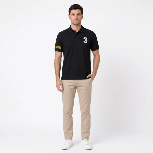 Homme portant le polo noir Max Verstappen, vu de face en pied