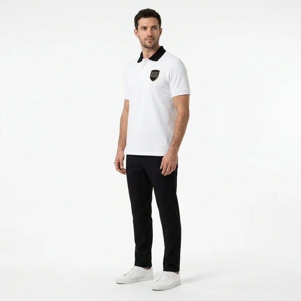 Homme portant le polo Porsche GT3 RS blanc, vu de trois quarts