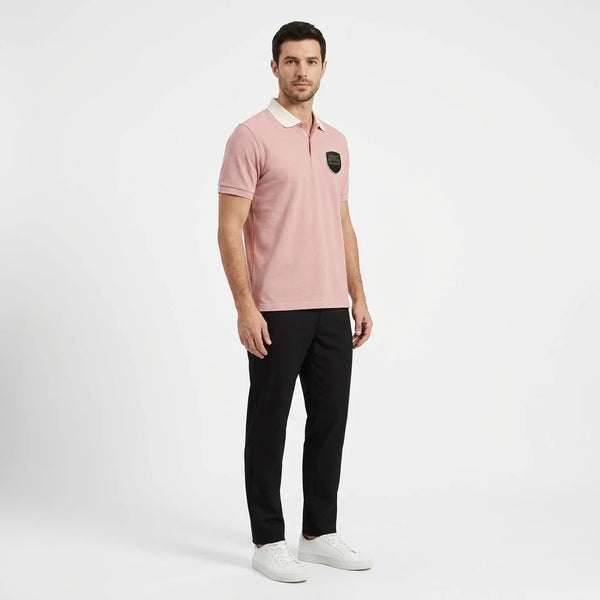 Homme portant le polo Porsche GT3 RS rose, vu de trois quarts