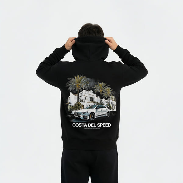 Homme vu de dos en hoodie noir avec impression voiture et palmiers "COSTA DEL SPEED", capuche relevée