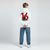 Enfant de dos portant le sweat blanc Charles Leclerc #16