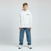 Enfant de face portant le sweat blanc Tourismo x Ferrari