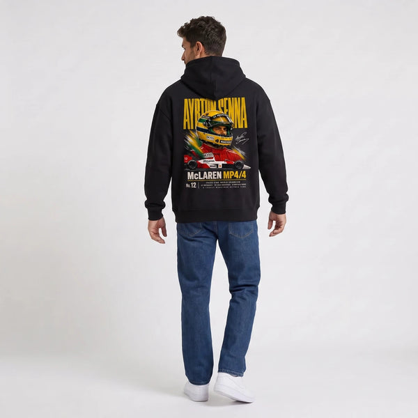 Sweat F1 Ayrton Senna noir porté de dos en plan large avec print Signature