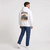 Sweat Ford Bronco First Generation blanc porté de dos en plan large avec print High Desert Edition