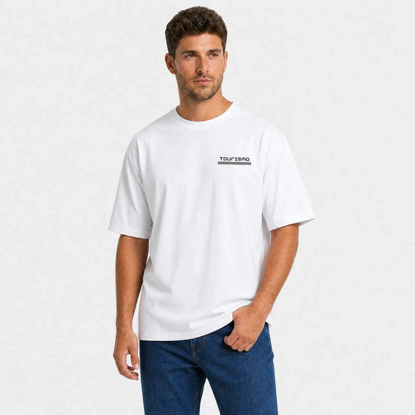 T-shirt Alpine A110 blanc vu de face en plan rapproché avec logo Tourismo