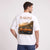 T-shirt Datsun 240Z blanc, sportive orange sur une route de montagne vue de dos
