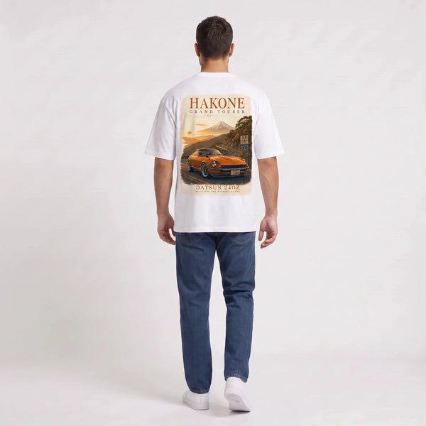 T-shirt Datsun 240Z blanc porté de dos en plan large