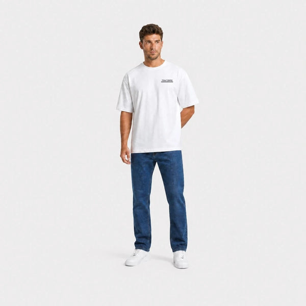 T-shirt Datsun 240Z blanc vu de face en plan large avec logo Tourismo