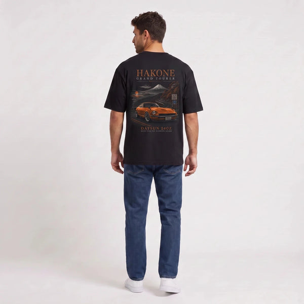 T-shirt Datsun 240Z noir porté de dos en plan large