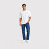 T-shirt Datsun 510 blanc vu de face en plan large avec logo Tourismo