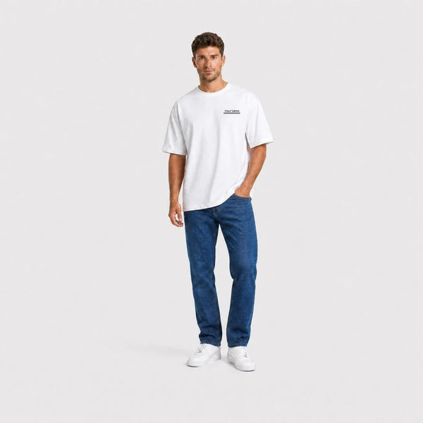 T-shirt Datsun 510 blanc vu de face en plan large avec logo Tourismo
