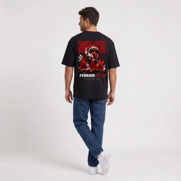 T-shirt F1 Charles Leclerc noir porté de dos en plan large avec print Signature