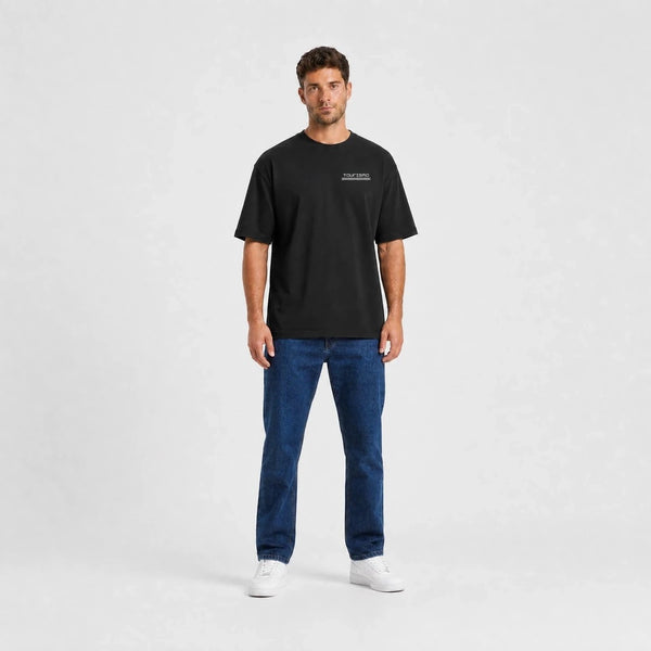 T-shirt F1 Charles Leclerc Signature noir vu de face en plan large avec logo Tourismo
