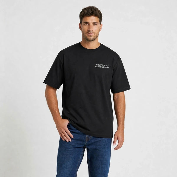 T-shirt F1 Charles Leclerc Signature noir vu de face en plan rapproché avec logo Tourismo