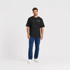 T-shirt F1 Daniel Ricciardo Signature noir vu de face en plan large avec logo Tourismo