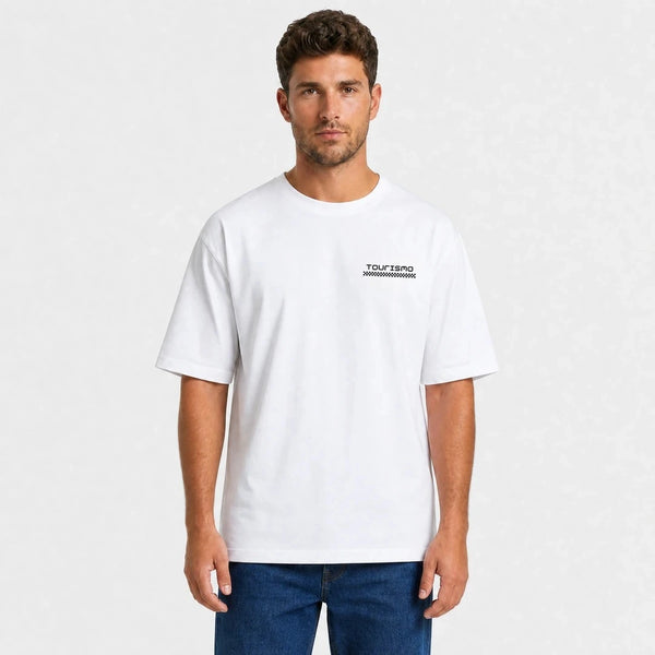 T-shirt Lancia Stratos Virage Victorieux blanc vu de face en plan rapproché avec logo Tourismo