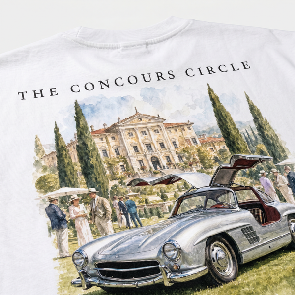 Gros plan print dos t-shirt blanc Concours Circle avec 300 SL argentée et villa aux cyprès