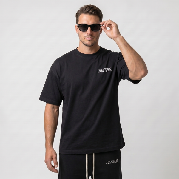 Homme portant le t-shirt noir Tourismo Clothing avec lunettes de soleil, logo poitrine blanc
